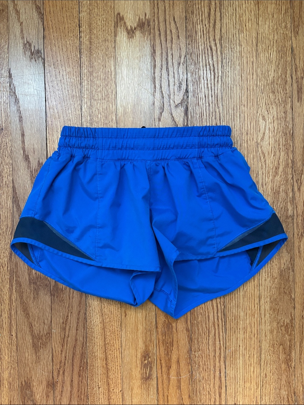 Lululemon Hotty Hot Shorts low rise 2.5" Lakeside Blue with Black mesh: GUC